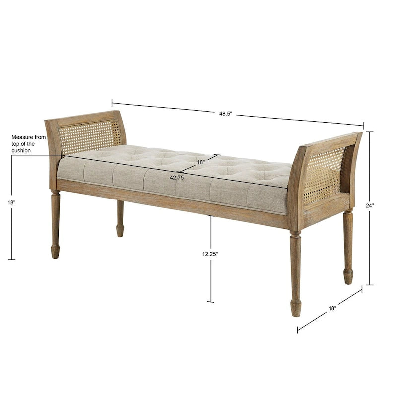 Gepolsterte Sitzbank aus Massivholz mit getufteten Details und Rattan-Einsätzen an den Armlehnen, naturbelassenes Finish