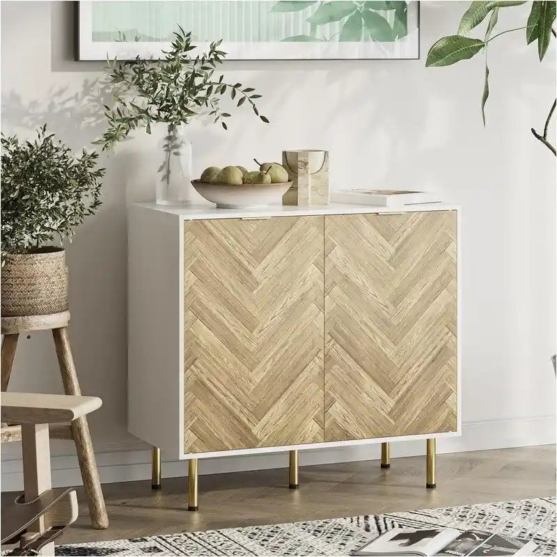 Weißes freistehendes Sideboard mit Fischgrätmuster, 2 Türen und goldfarbenen Metallbeinen