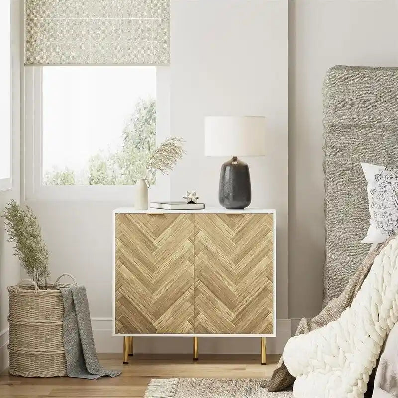 Weißes freistehendes Sideboard mit Fischgrätmuster, 2 Türen und goldfarbenen Metallbeinen