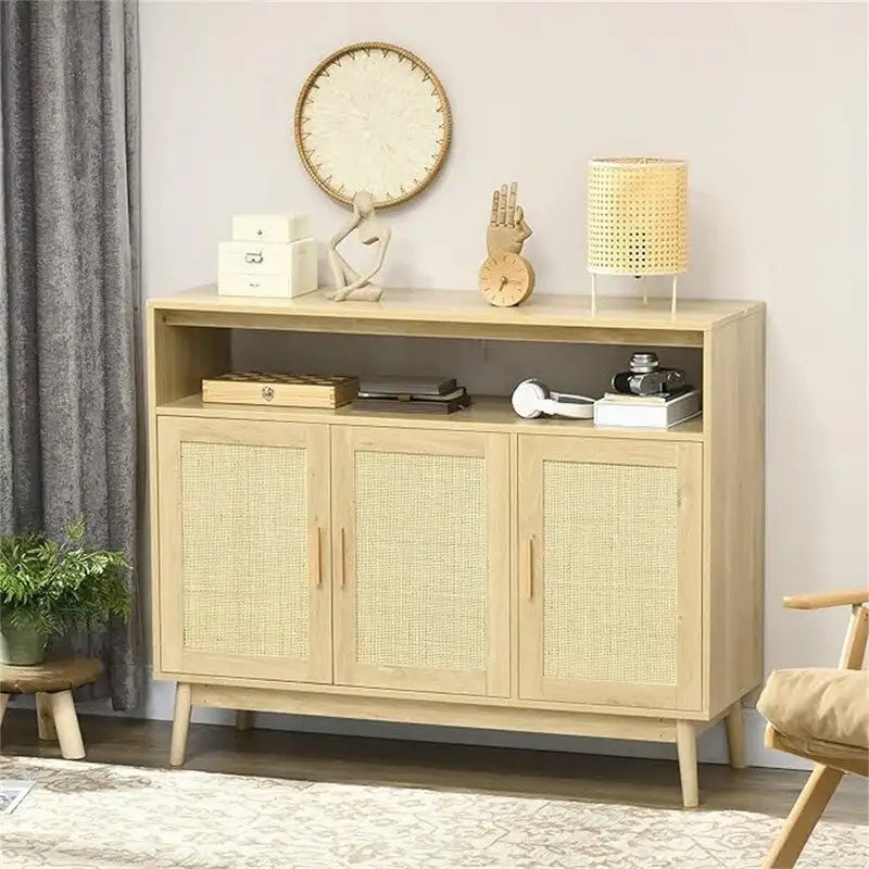 Boho-Sideboard mit Rattantüren, offenem Fach und natürlicher Oberfläche