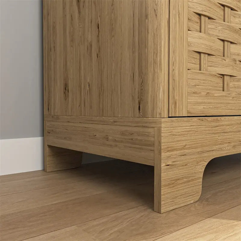 Holzschrank mit geflochtenen Türen, Schublade und verstellbarem Einlegeboden